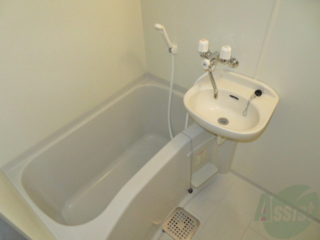 バス・シャワールーム　ゆっくり入って疲れを癒せそうなお風呂ですね。