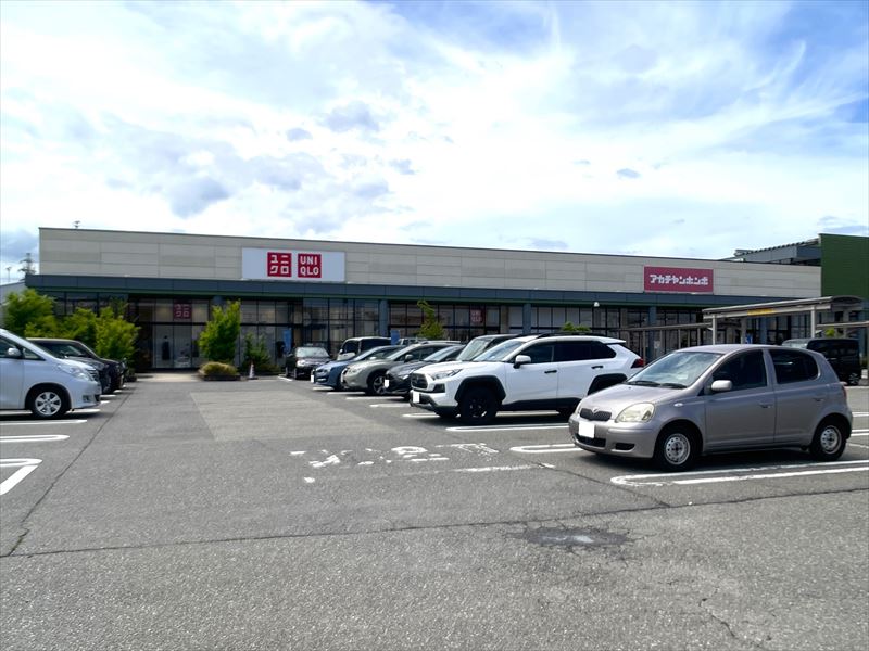 ショッピングセンター　ユニクロアピタタウン金沢ベイ店（ショッピングセンター）まで734m