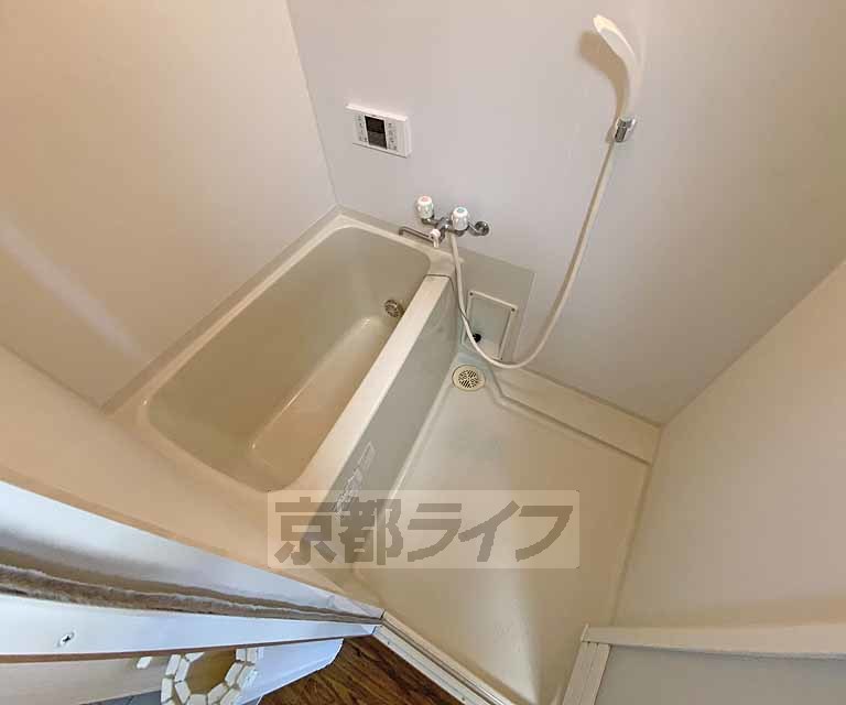 バス・シャワールーム　スッキリとした浴室です。