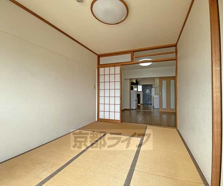 居室・リビング　総合スーパーまで徒歩２分の生活便利な立地の最上階のお部...