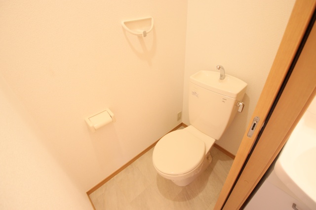 トイレ　※別室の参考写真の為、現況優先です。