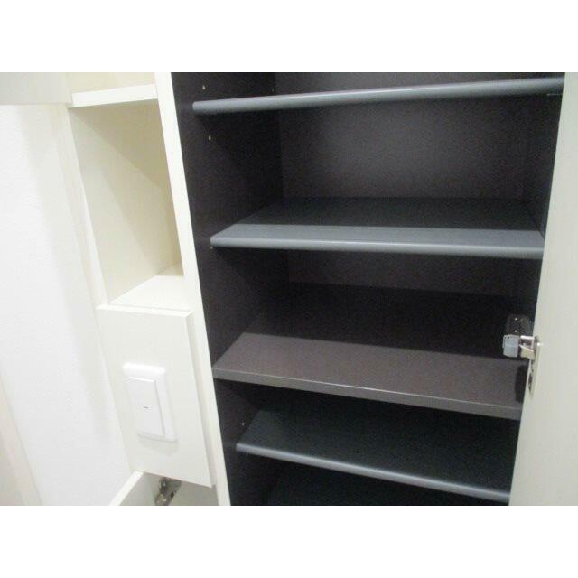 玄関　姿見付きのシューズボックス