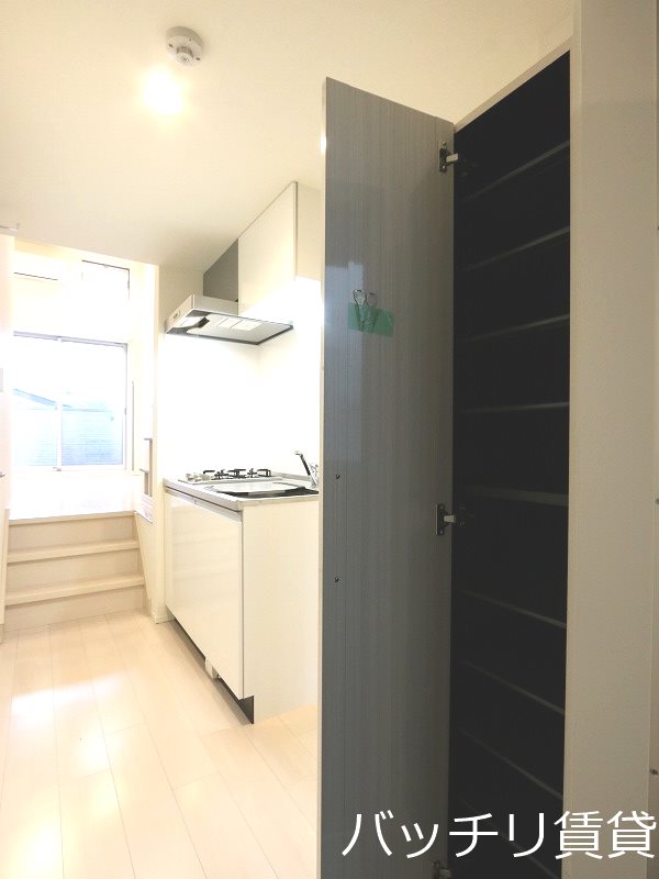 玄関　別号室タイプの為、現状を優先致します。