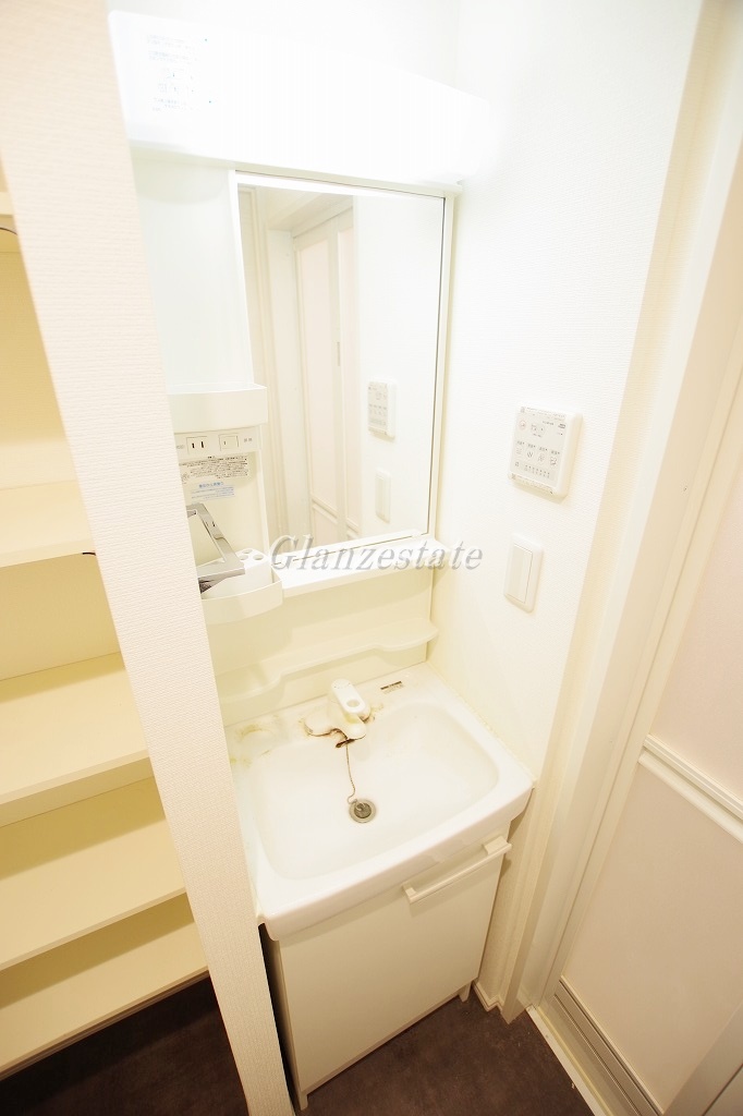 洗面設備　ゆったりとスペースのある洗面所