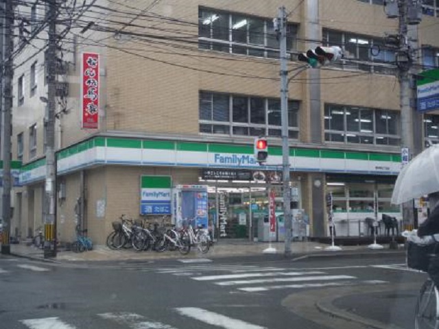 コンビニ　ファミリーマート 博多駅東三丁目店（コンビニ）まで180m