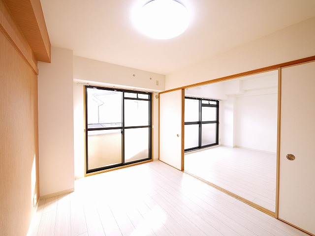 その他部屋・スペース　広くて明るい寝室