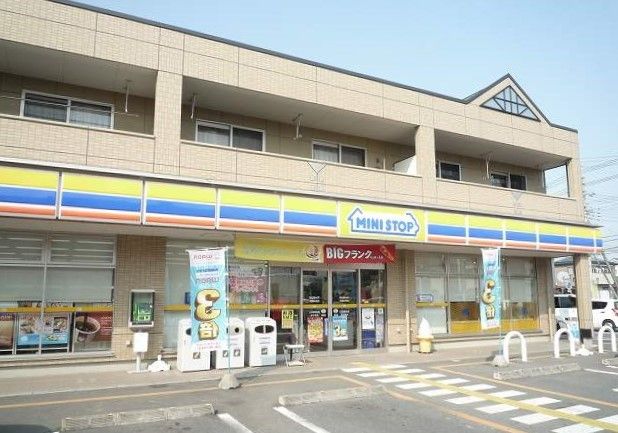 コンビニ　ミニストップ鴻巣松原店（コンビニ）まで800m