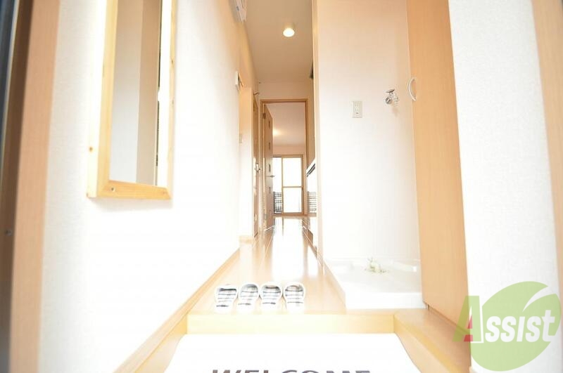 玄関　玄関を開けると解放感のある空間がひろがりますよ。