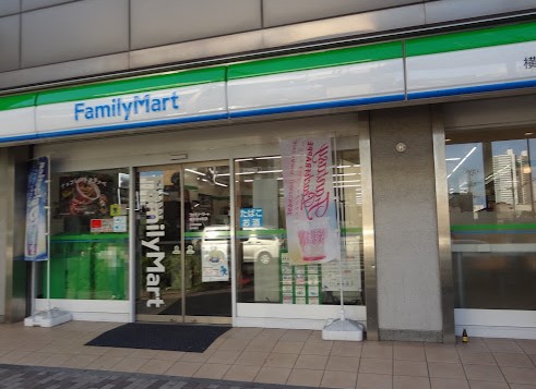 コンビニ　ファミリーマート 横浜青木町店（コンビニ）まで343m