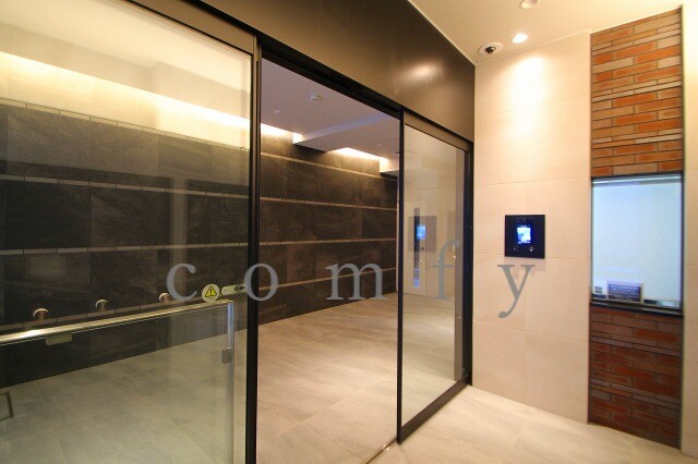 エントランス　オートロック付きエントランス