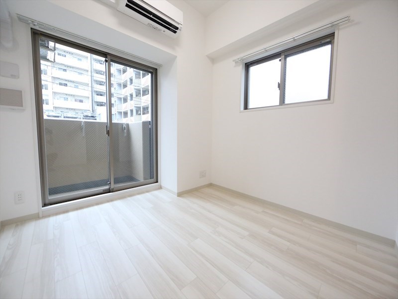 居室・リビング　洋室6帖　2面採光　エアコン付　クローゼット付　バルコニー