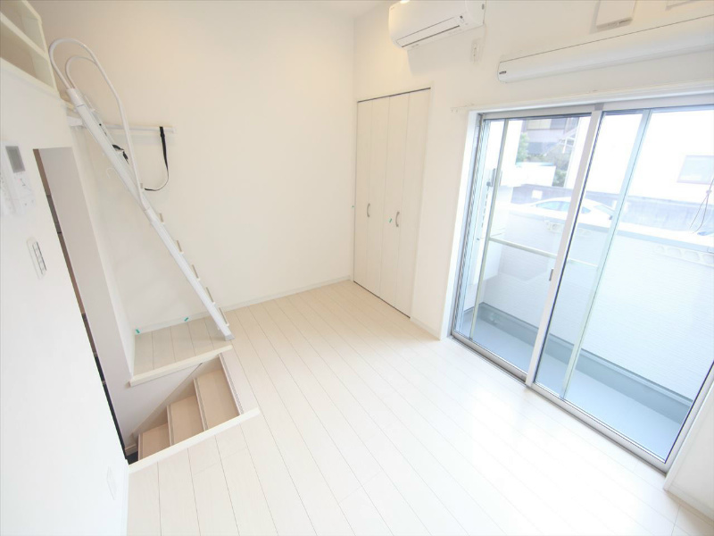 バルコニー　洋室5.6帖　ロフト4.9帖（収納にも寝室にも使えます）