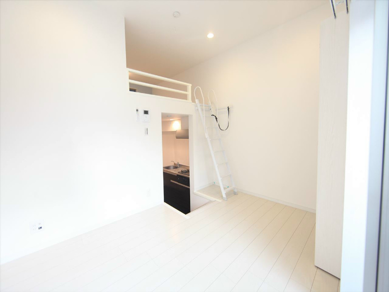 居室・リビング　洋室5.6帖　ロフト4.9帖（収納にも寝室にも使えます）