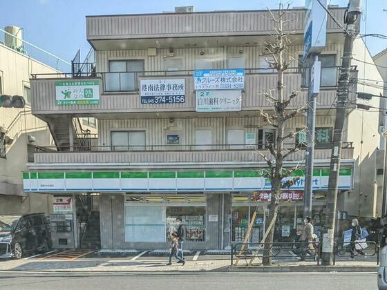 コンビニ　ファミリーマート港南中央通店（コンビニ）まで242m