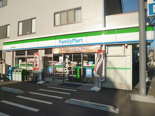 コンビニ　ファミリーマート（コンビニ）まで215m