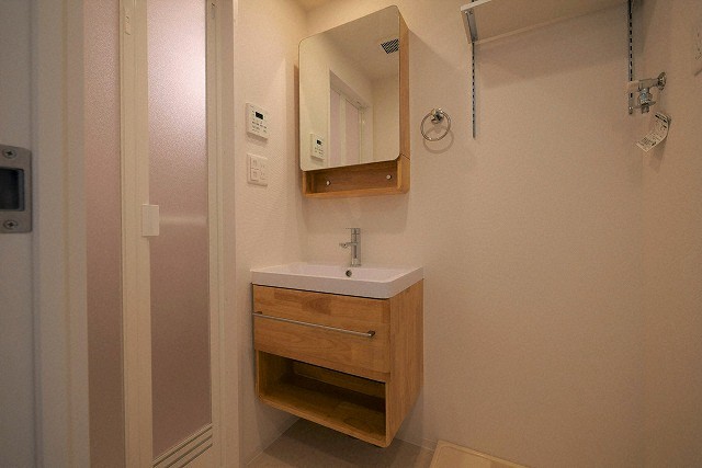 洗面設備　明るい洗面所です