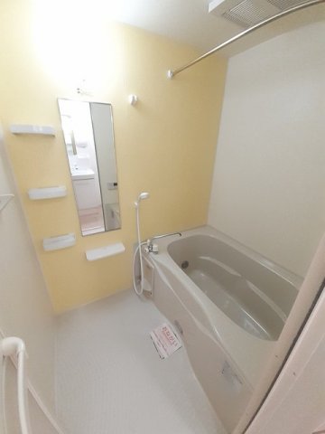 バス・シャワールーム　コンパクトで使いやすいお風呂です