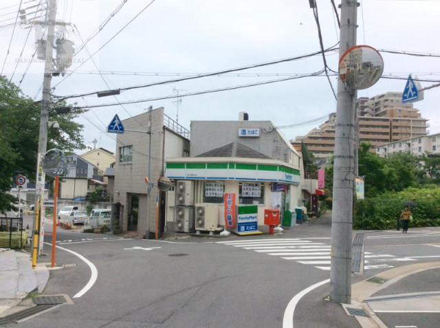 コンビニ　ファミリーマート枚方御殿山店（コンビニ）まで232m