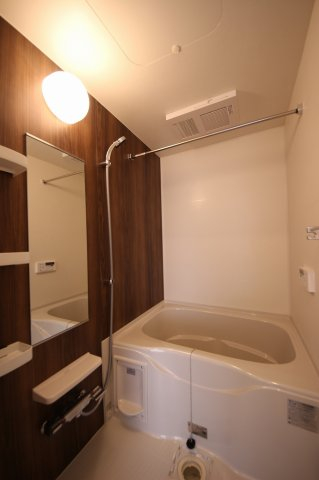 バス・シャワールーム　同施工会社同間取りのモデル写真です。現況優先といたします。