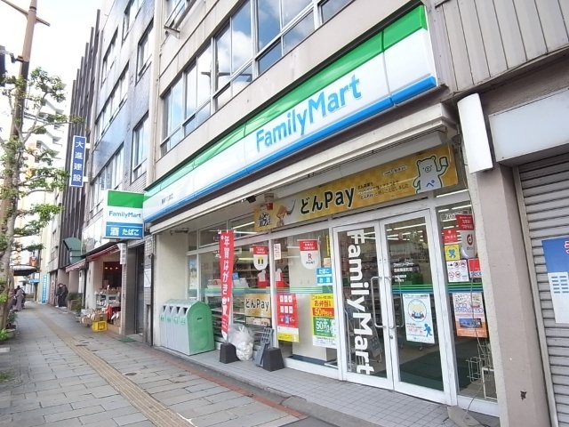 コンビニ　ファミリーマート長崎樺島町店（コンビニ）まで153m