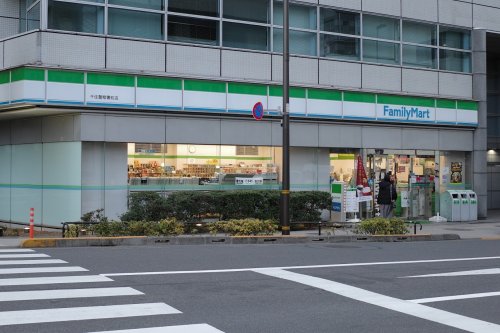 コンビニ　ファミリーマート 千住警察署前店（コンビニ）まで499m