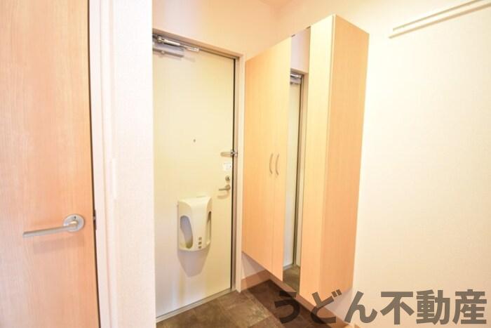 玄関　うどん県のお部屋探しはうどん不動産へ うどんちゃんとLINE