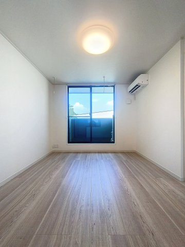居室・リビング　落ち着いた色合いの床材を使用した居住空間です。