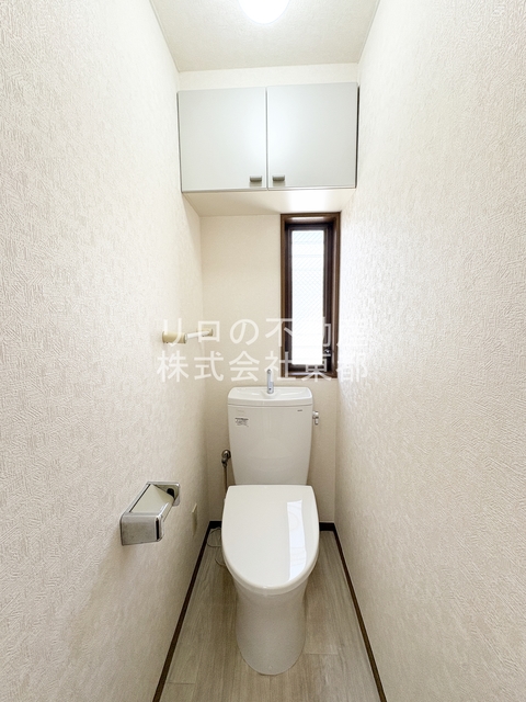 トイレ　窓があるので、換気バッチリです☆