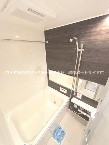 バス・シャワールーム　※同タイプの室内写真となります(反転タイプ）