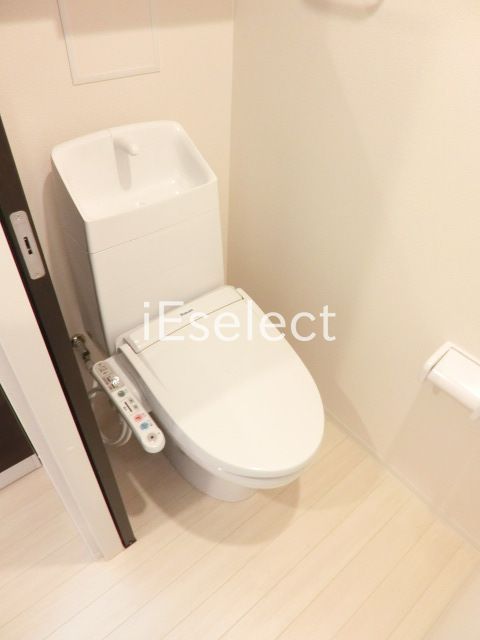 トイレ　温水洗浄便座付きのトイレです。