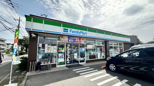 コンビニ　ファミリーマート 紅葉丘南参道点（コンビニ）まで949m