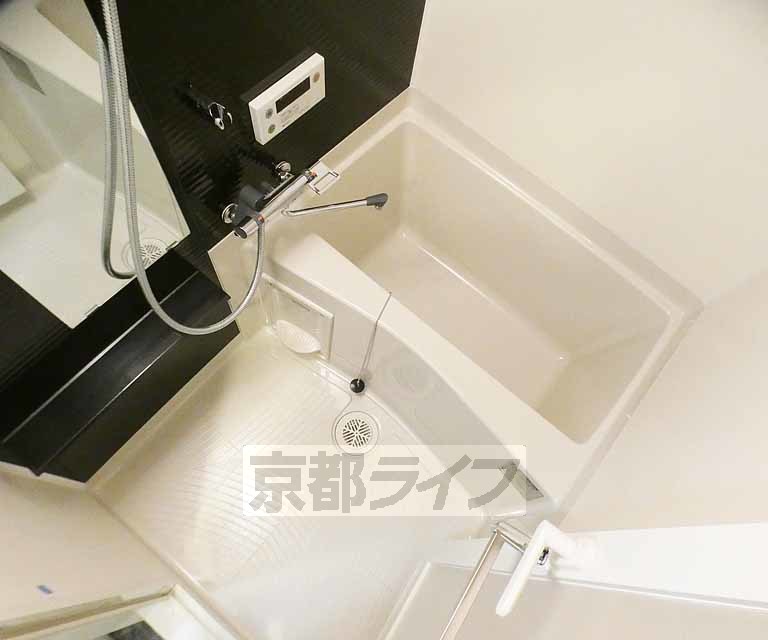 バス・シャワールーム　鏡のある便利なお風呂