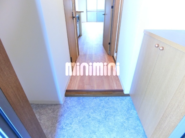玄関　※室内写真は反転タイプ別室サンプル写真。
