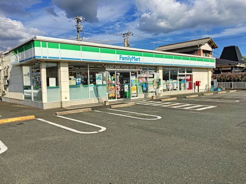コンビニ　ファミリーマート 直方バイパス店（コンビニ）まで711m