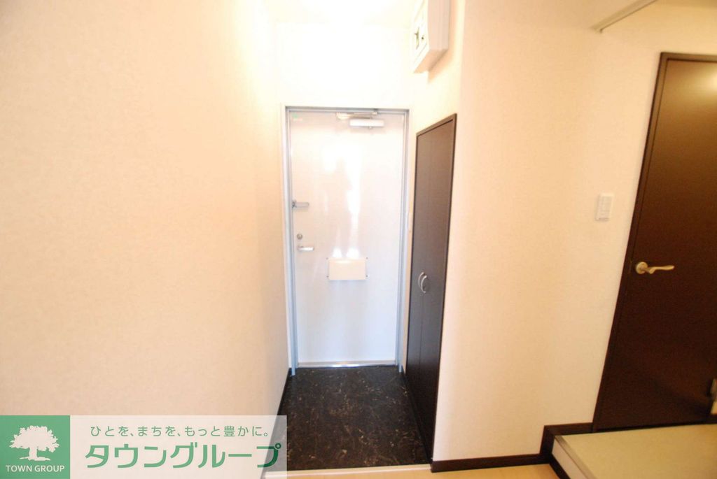 玄関　同タイプ写真の為、現況優先。