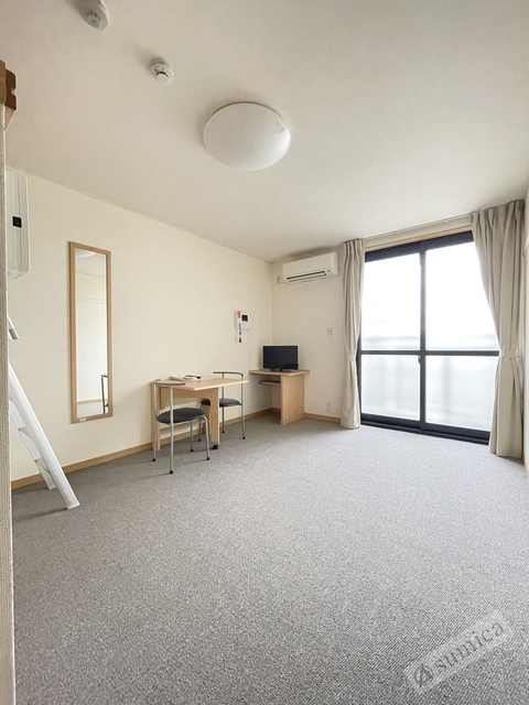 居室・リビング　内装は白を基調として建具とがグッと映えて．．．