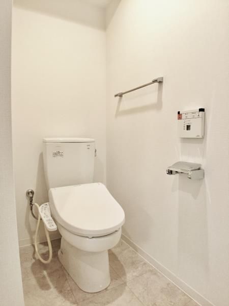 トイレ　落ち着いた色調のトイレです