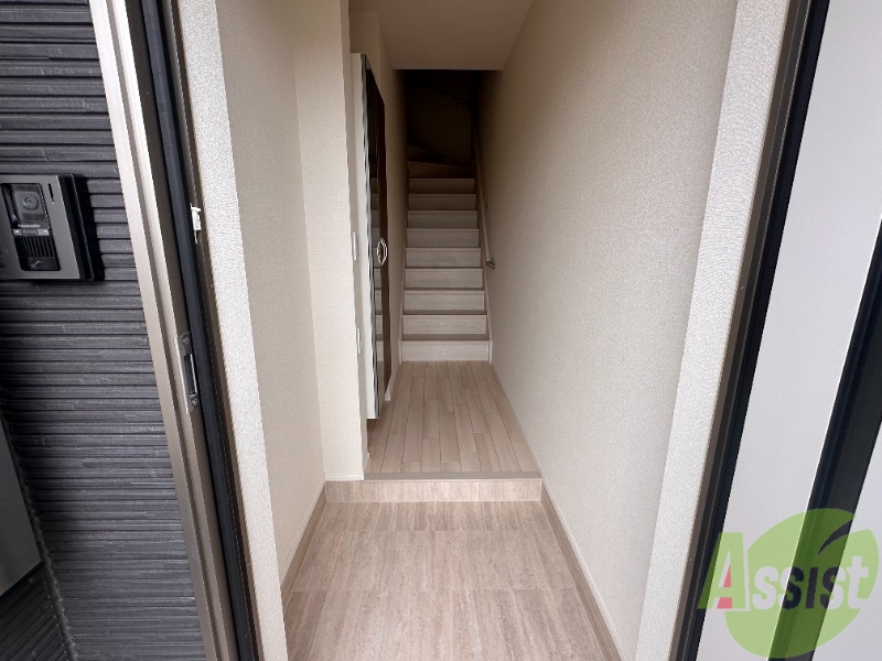 玄関　玄関からはお部屋が見えず安心ですね。