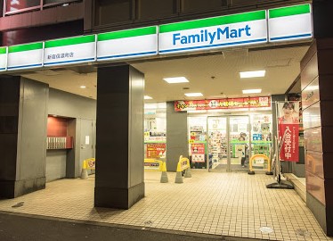 コンビニ　ファミリーマート 新宿信濃町店（コンビニ）まで812m