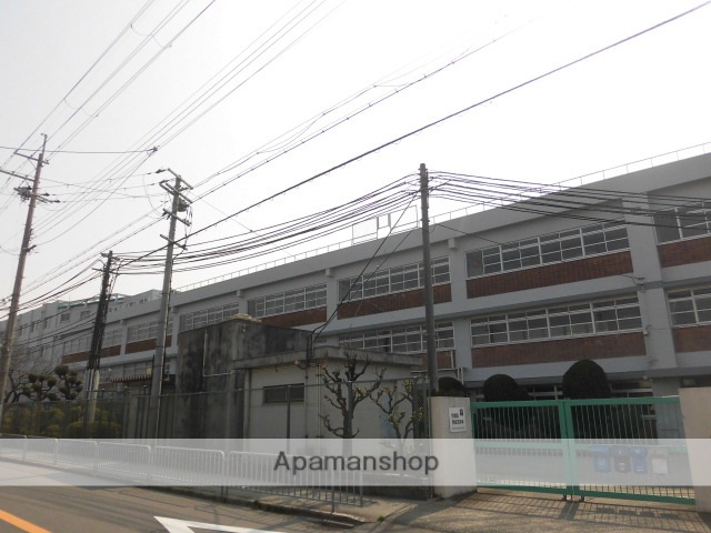 中学校　高槻市立第三中学校（中学校）まで440m