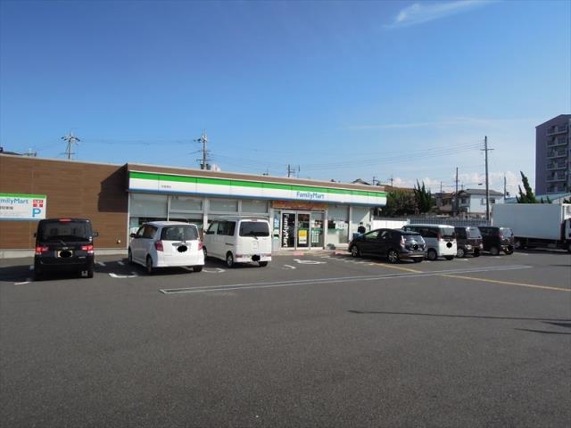 コンビニ　ファミリーマート（コンビニ）まで840m