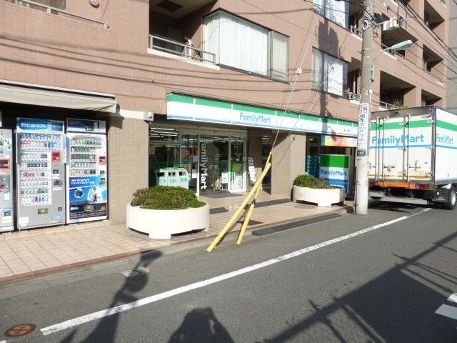 コンビニ　ファミリーマート（コンビニ）まで10m