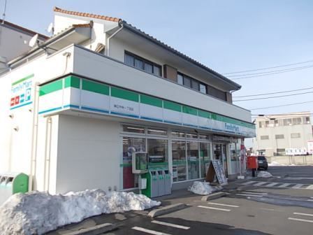 コンビニ　ファミリーマート（コンビニ）まで220m