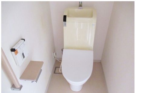 トイレ　落ち着いた色調のトイレです