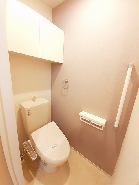 トイレ　同タイプの物件の写真となっておりますので、色等違う部分がござ