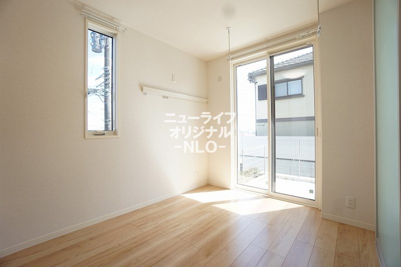 その他　洋室4.9帖　雨天時のお洗濯に役立つ室内物干し付き☆