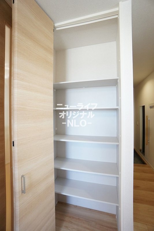 その他設備　廊下収納　日用品のストックを収納しておくのに便利です☆
