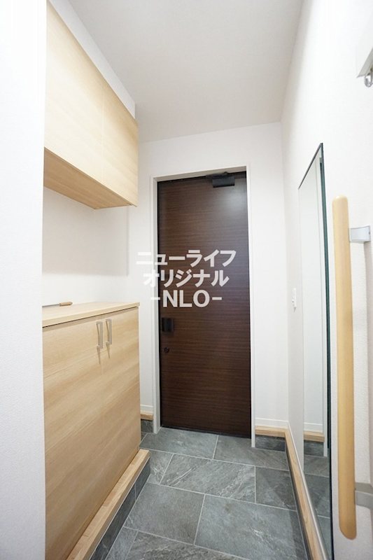 玄関　全身ミラー、シューズボックスが設置されています☆