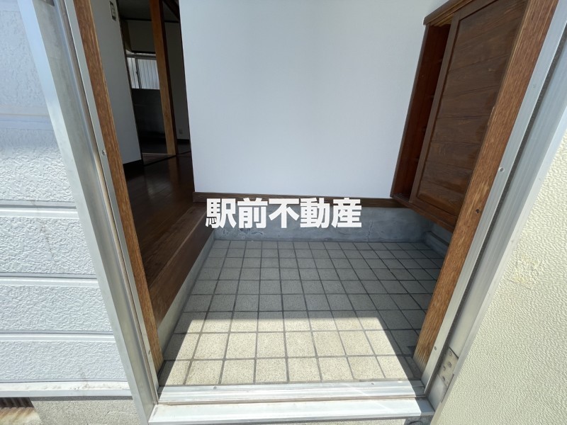 玄関　靴箱あります