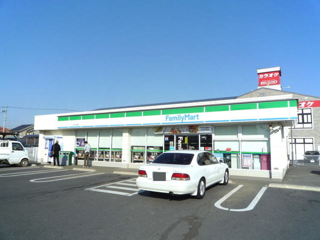 コンビニ　ファミリーマート（コンビニ）まで800m